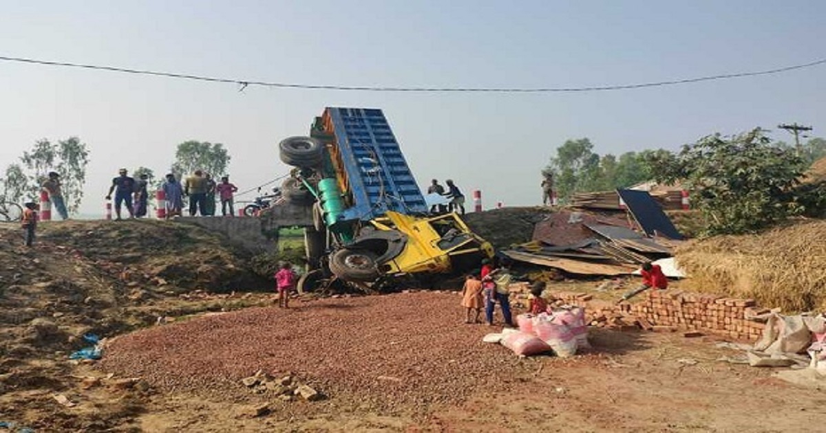 পণ্যবাহী ট্রাক খাদে পড়ে চালক নিহত