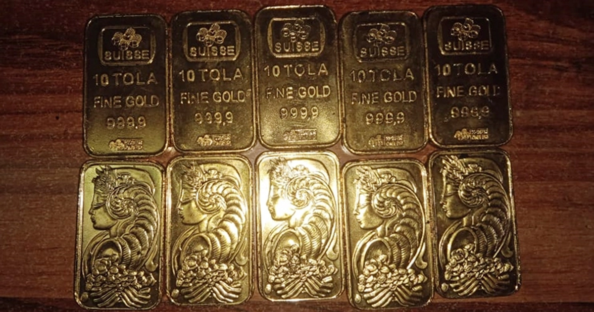 বিমানবন্দরে ১০ স্বর্ণের বারসহ যাত্রী আটক