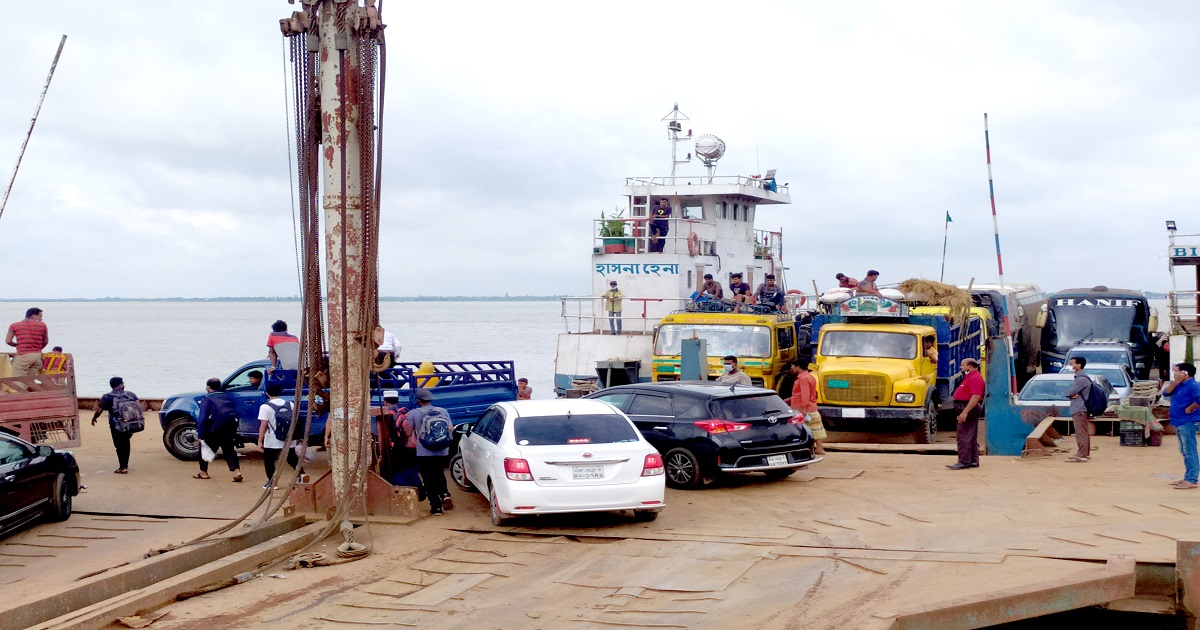 আজও পাটুরিয়ায় যানবাহনের দীর্ঘ সারি