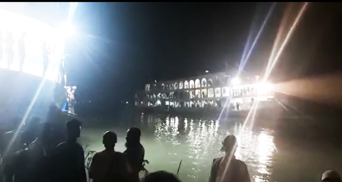 ঝালকাঠির নলছিটিতে যাত্রীবাহী লঞ্চের ধাক্কায় বালু বোঝাই বাল্কহেড ডুবি