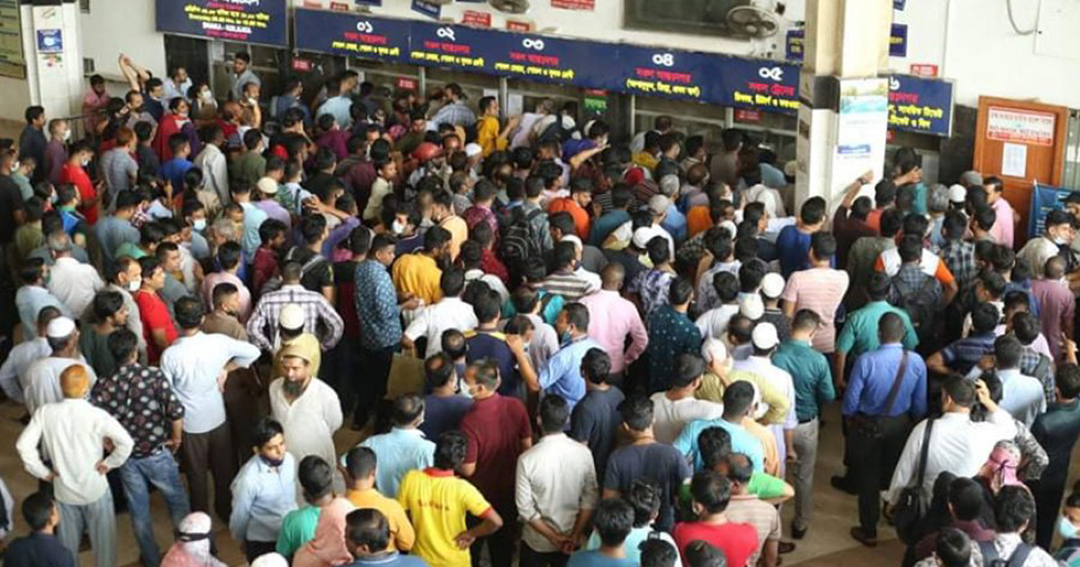 কমলাপুর রেল স্টেশনে টিকিট কাটতে যাত্রীদের দীর্ঘ লাইন