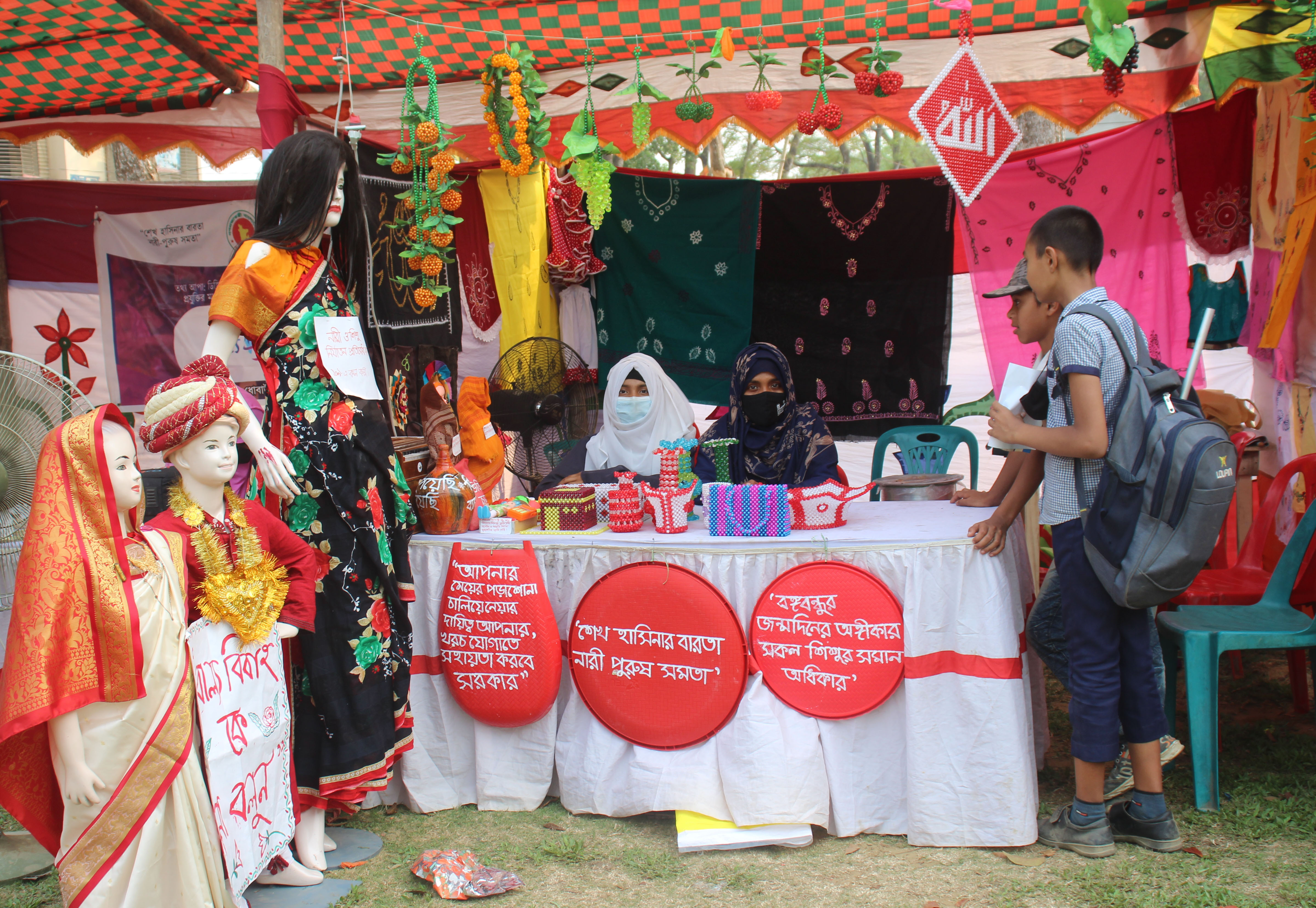 উন্নয়ন মেলায় মহিলা বিষয়ক কর্মকর্তার স্টল-দর্শনার্থীদের ভিড়