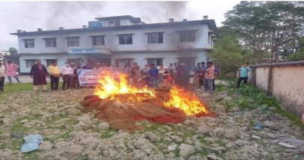 বরগুনায় জেলেদের ১৫টি অবৈধ বেহেন্দী জাল সমর্পণ