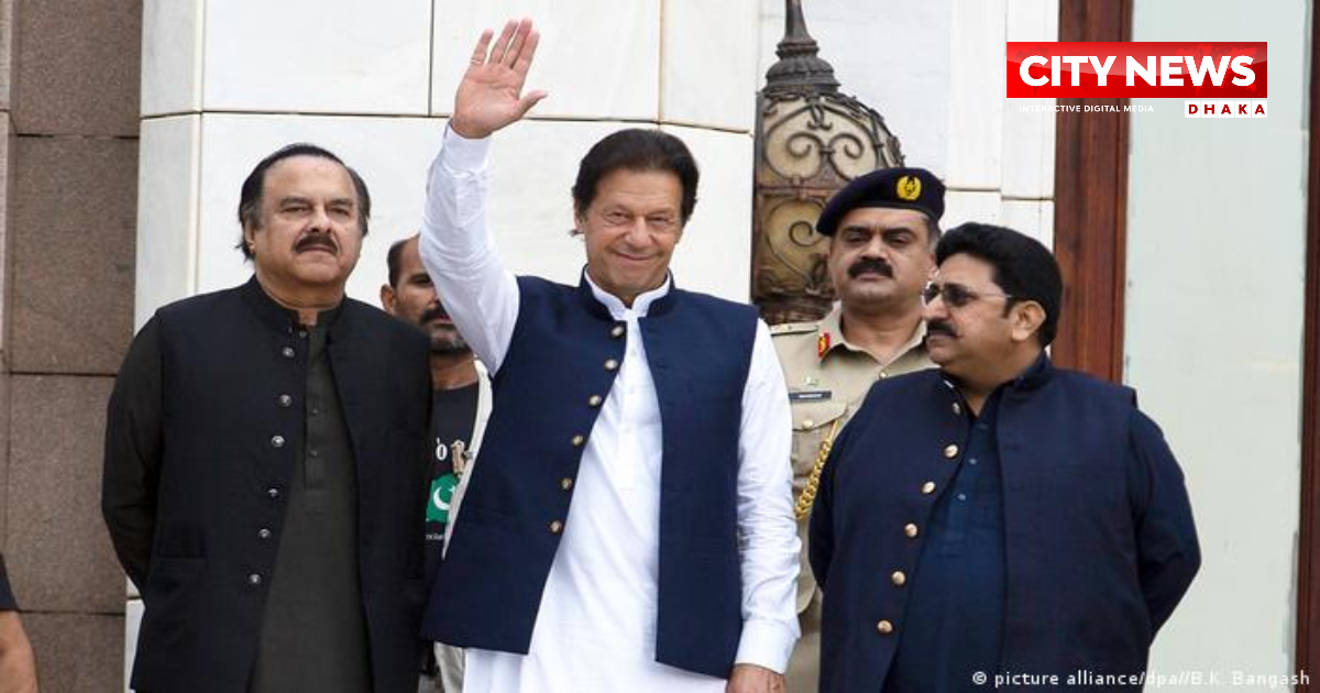 প্রধানমন্ত্রিত্ব হারালেও রাজনীতি থেকে বিদায় নিচ্ছেন না ইমরান খান