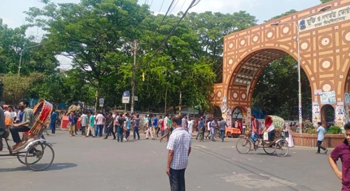 ঢাকা কলেজের সঙ্গে সংহতি জানিয়ে রাস্তায় ঢাবি শিক্ষার্থীরা