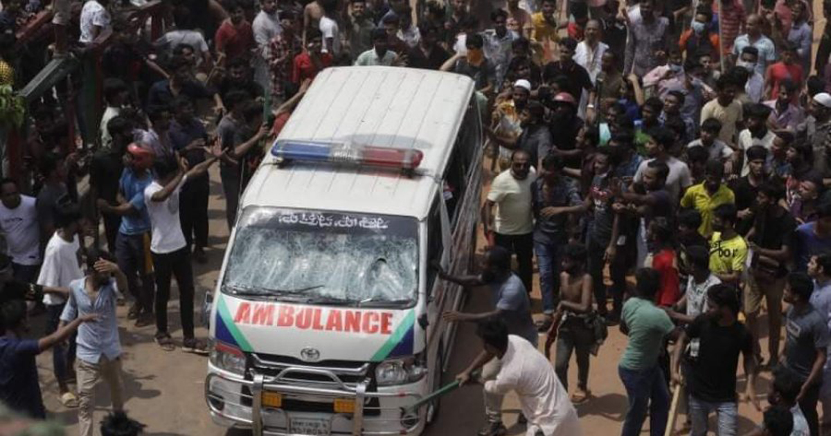 নিউমার্কেটে সংঘর্ষে অ্যাম্বুলেন্সও রক্ষা পায়নি