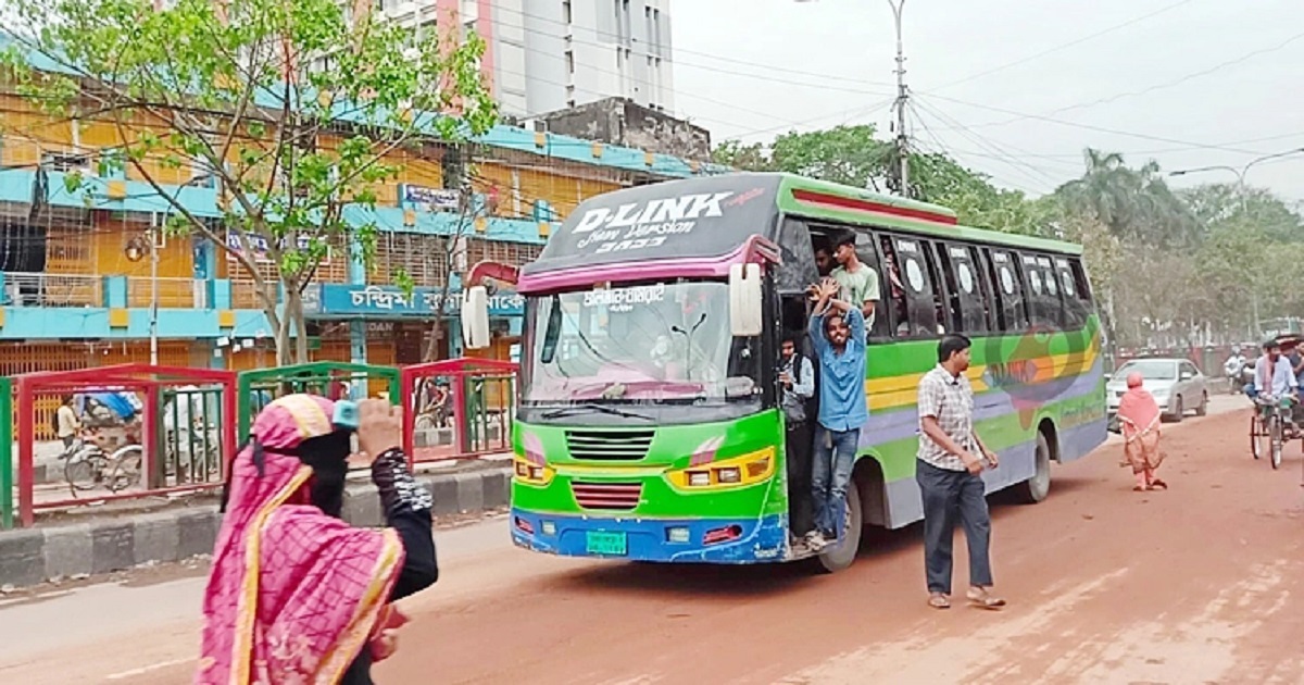 নিউমার্কেট এলাকায় যান চলছে, খোলেনি দোকানপাট