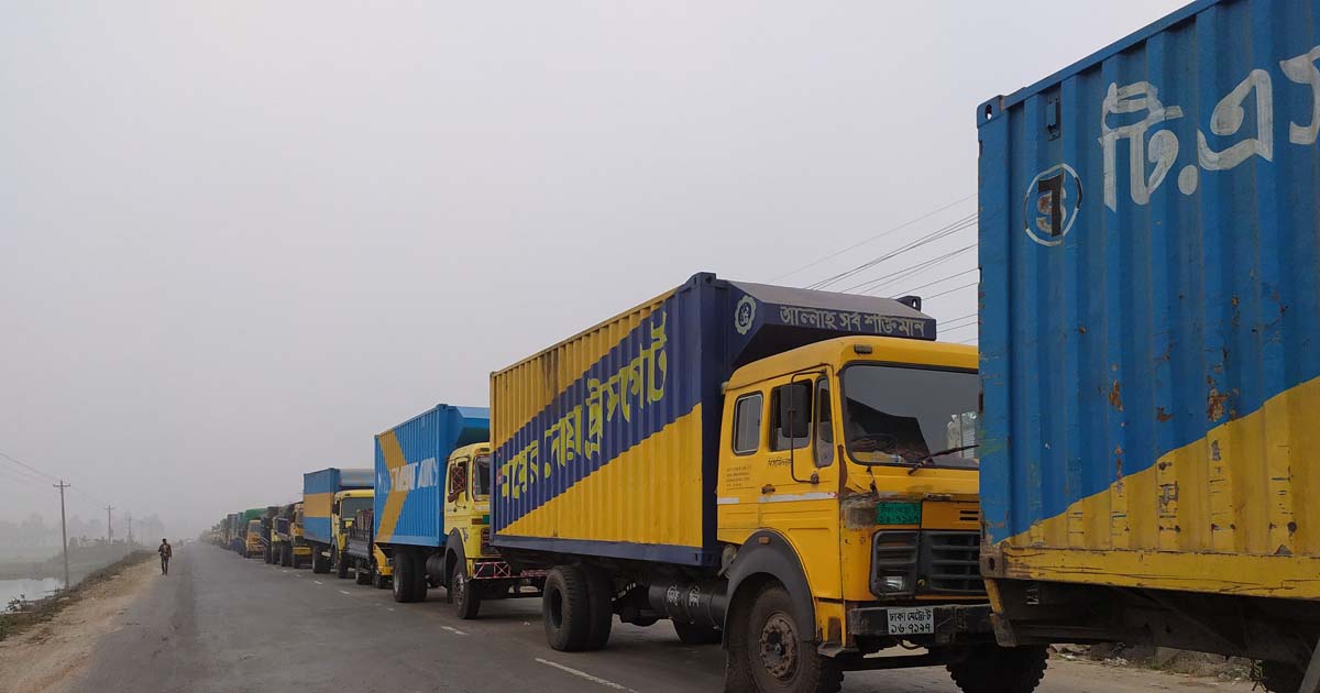 পাটুরিয়ায় পণ্যবাহী ট্রাকের দীর্ঘ সারি