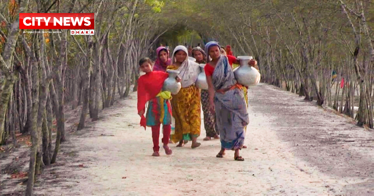 উপকূলে এক কলস পানি আনতে একবেলা কেটে যায়