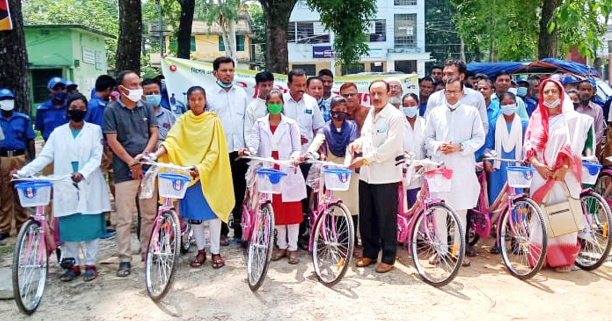 ফুলবাড়ীতে ক্ষুদ্র নৃ-গোষ্ঠী শিক্ষার্থীদের মাঝে বাইসাইকেল বিতরণ