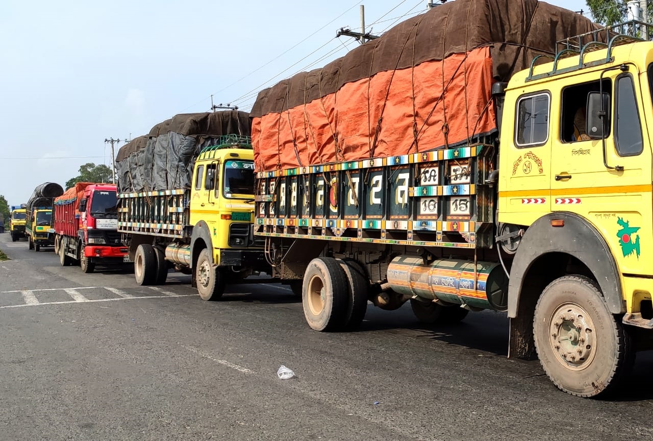 পাটুরিয়ায় যানবাহনের দীর্ঘ সারি