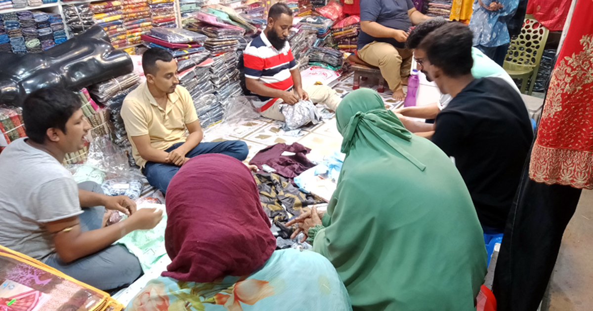 শরণখোলায় জমজমাট ঈদের কেনাকাটা, স্বস্তিতে ব্যবসায়ীরা