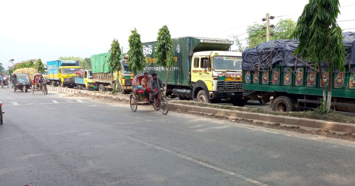 দৌলতদিয়ায় পারের অপেক্ষায় শত শত যান