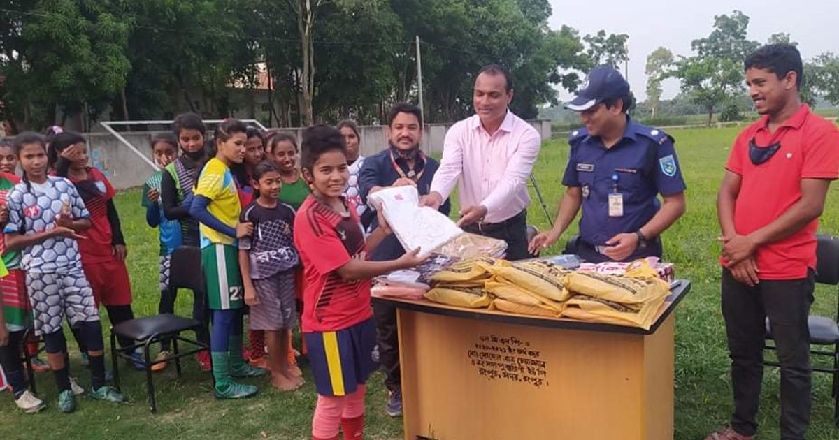 ডিসি বিপ্লব কুমারের ঈদ উপহারে আপ্লুত রংপুরের নারী ফুটবলাররা