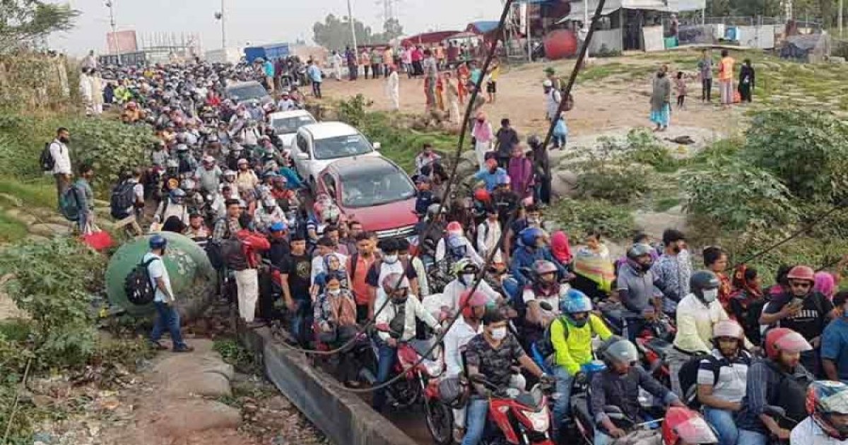 শিমুলিয়া ঘাটে ঘরমুখো মানুষের ঢল