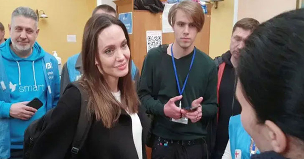 যুদ্ধবিধ্বস্ত লেভিয়েভে অ্যাঞ্জেলিনা জোলি