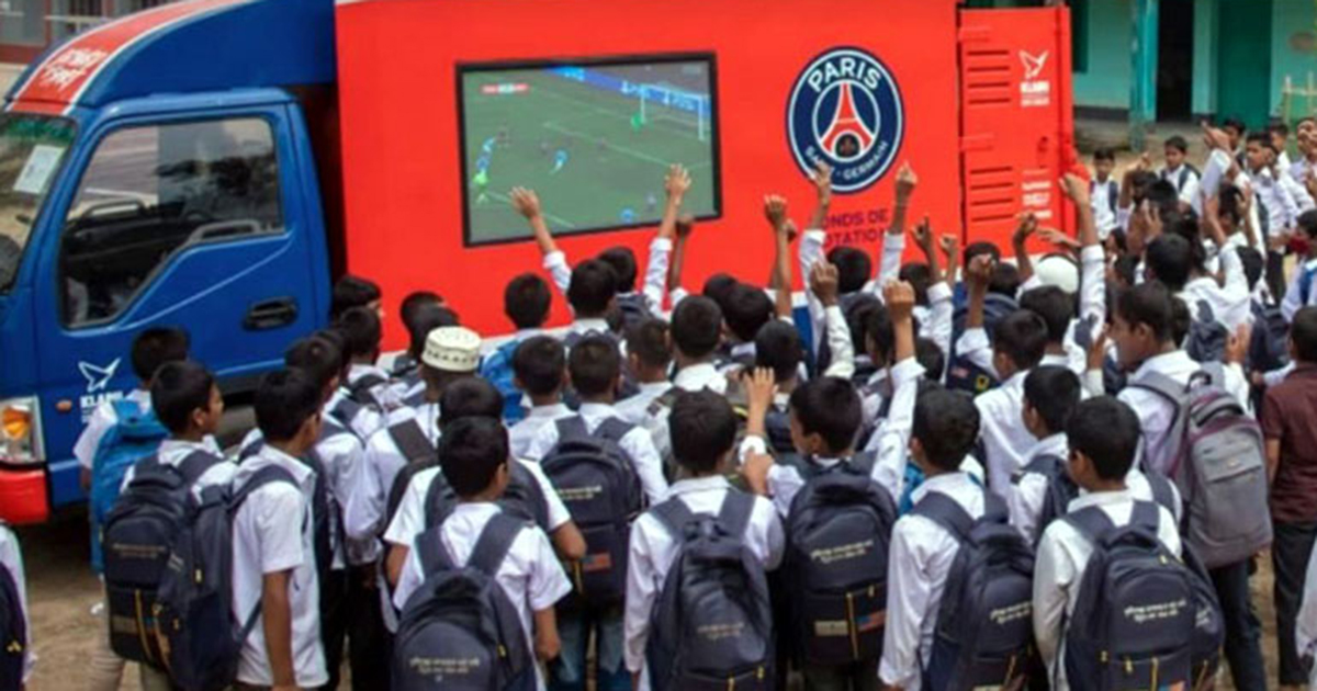 রোহিঙ্গা ক্যাম্পে খেলাধুলার সামগ্রী নিয়ে হাজির পিএসজি