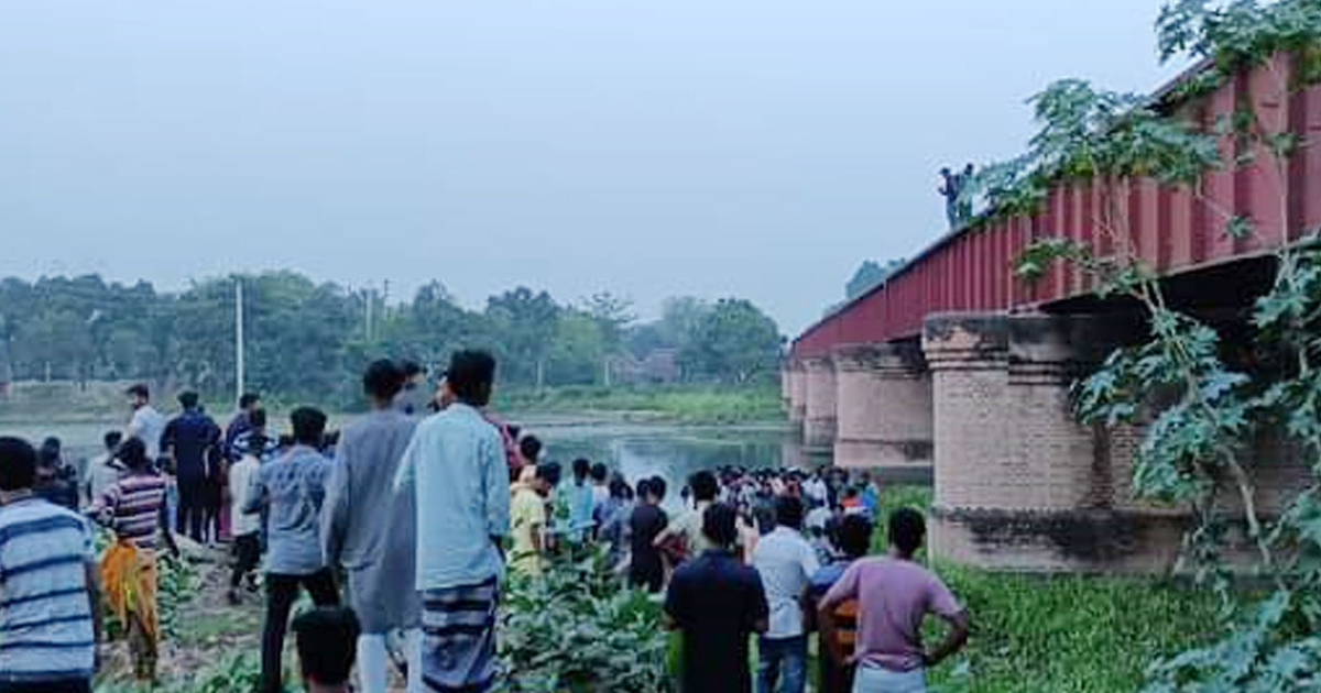 রেললাইনে সেলফি তোলার সময় ট্রেনের ধাক্কায় মৃত্যু