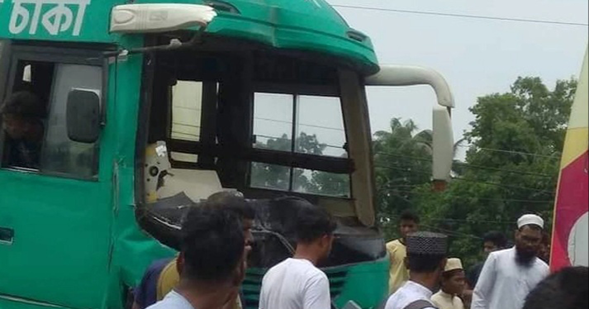 চার বাস ও এক প্রাইভেটকারের সংঘর্যে আহত ৭