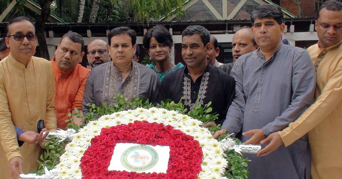 বঙ্গবন্ধুর সমাধিতে পদোন্নতিপ্রাপ্ত ডিআইজিদের শ্রদ্ধা