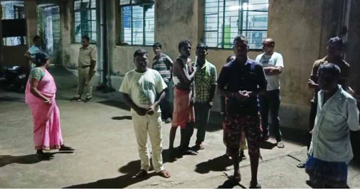 সম্পর্ক আর চান না, প্রাক্তন প্রেমিকার বাড়িতে বোমা নিক্ষেপ!