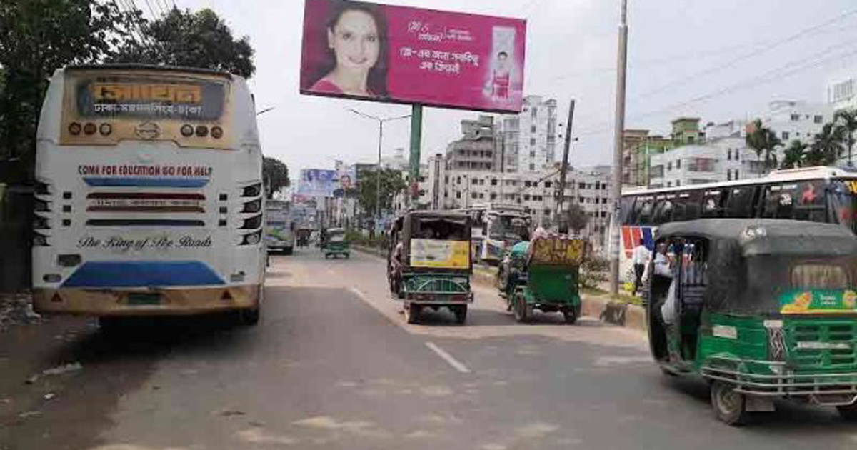 ময়মনসিংহ-ঢাকা মহাসড়কের অর্ধেক পার্কিং করা যানবাহনের দখলে