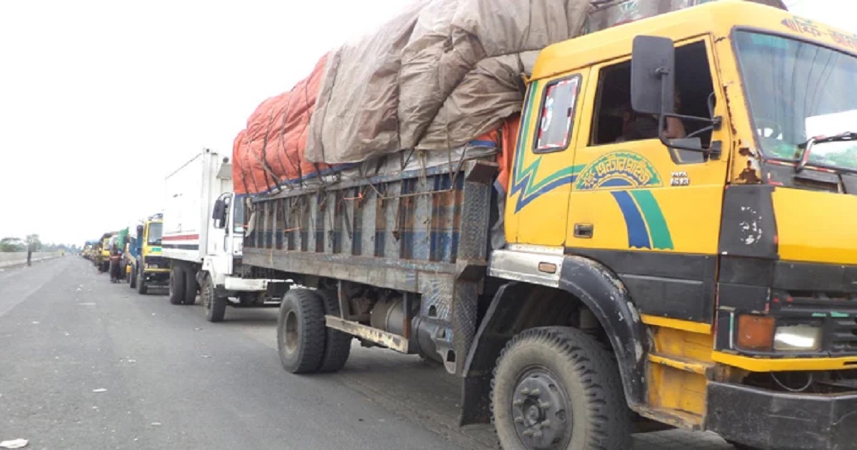পাটুরিয়ায় দীর্ঘ যানজট, পারের অপেক্ষায় ৭০০ ট্রাক