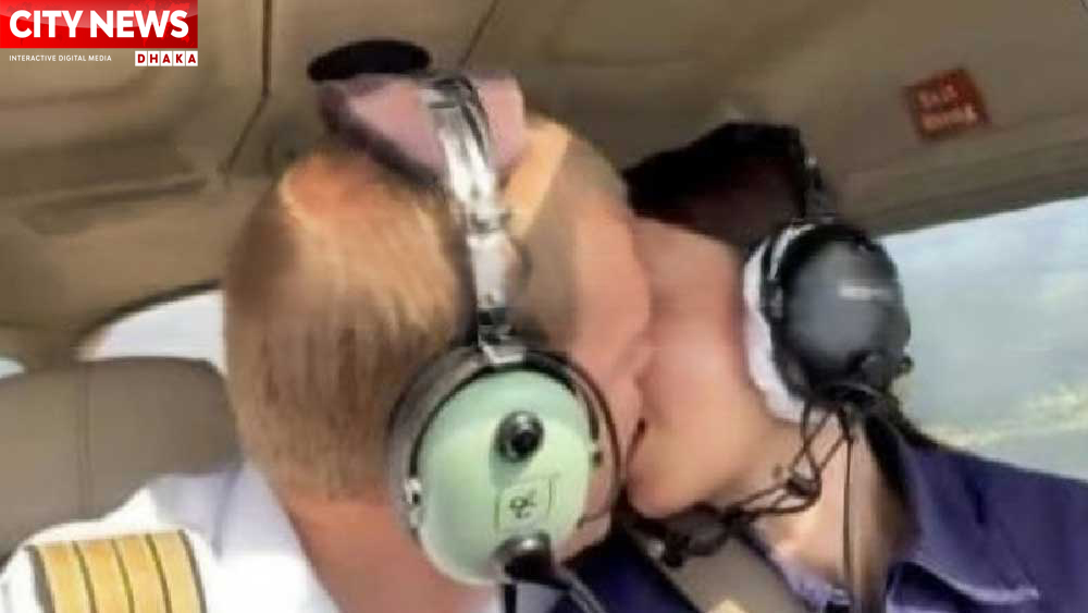 ‘অটোপাইলট’ মুড চালু করে মাঝ আকাশে যৌনসঙ্গম