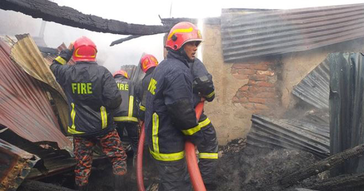 চকবাজারে প্লাস্টিক করাখানায় আগুন নিয়ন্ত্রণে