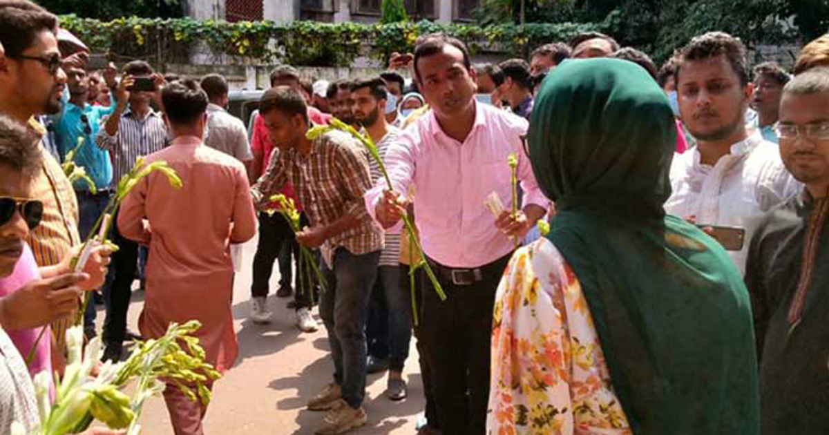 ভর্তিচ্ছুদের ফুল দিয়ে দ্রুত ঢাবি ক্যাম্পাস ছাড়লো ছাত্রদল