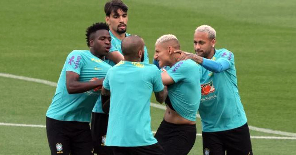 ব্রাজিলের অনুশীলনে ফুটবলারদের হাতাহাতি