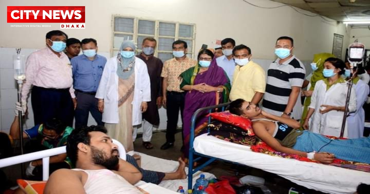 সীতাকুণ্ডে কনটেইনার বিস্ফোরণে আহতদের দেখতে হাসপাতালে চবি উপাচার্য