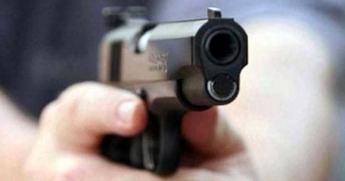 শিশু পুত্রের গুলিতে প্রাণ গেল বাবার