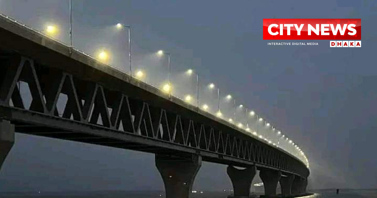 আলো ঝলমলে পুরো পদ্মা সেতু