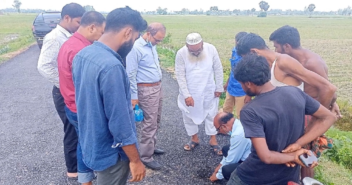 আক্কেলপুরে ঠিকাদারের কাজে ক্ষুব্ধ এলাকাবাসী