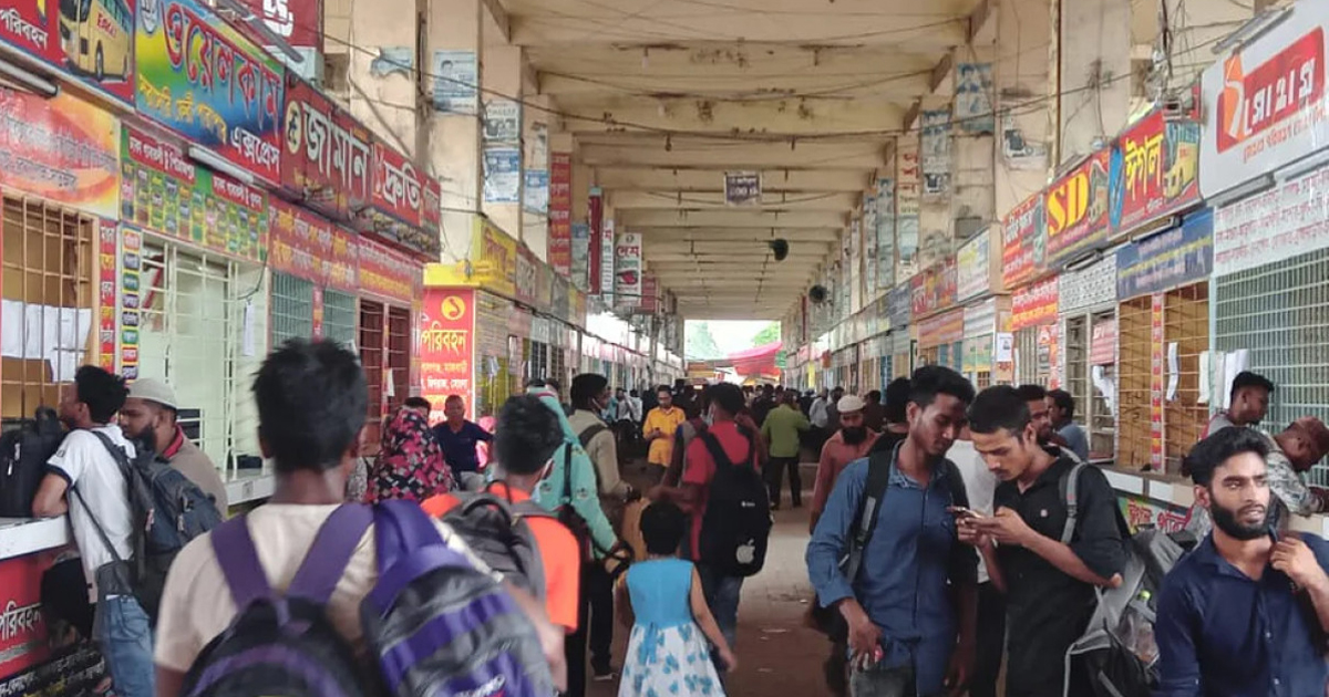রাজধানীর বাসটার্মিনালে ঘরমুখো মানুষের ভিড়
