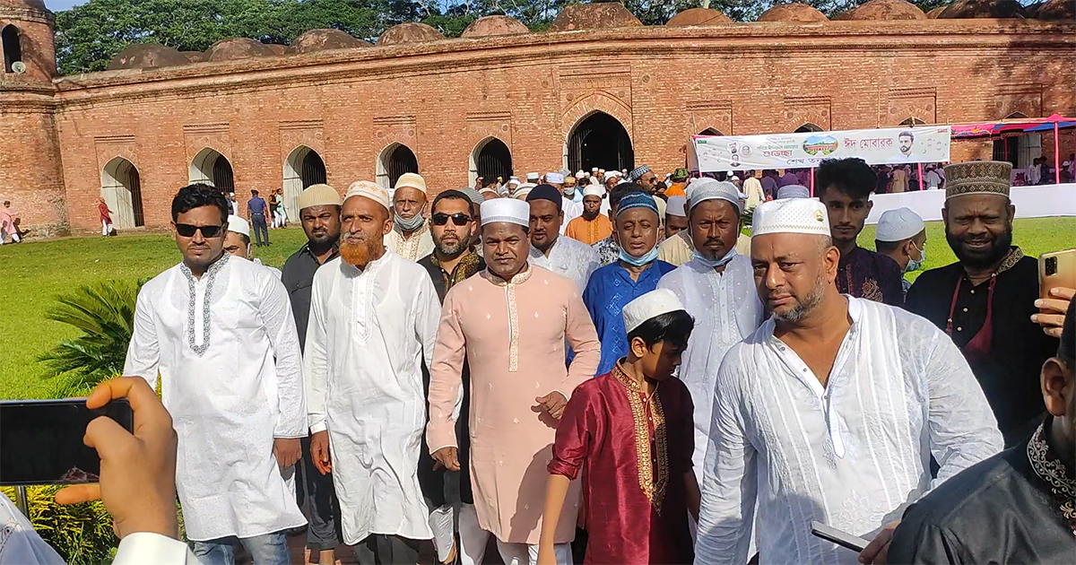 ঈদের ছুটিতে ষাটগম্বুজ মসজিদে দর্শনার্থীদের ভিড়