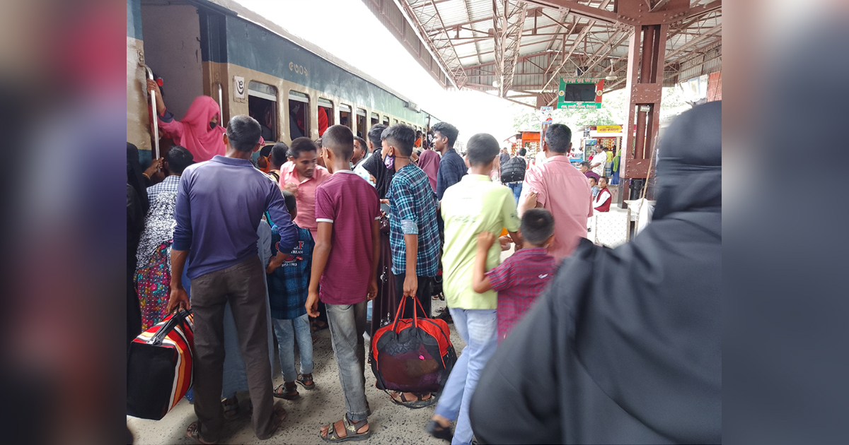 ফুলবাড়ীতে রেলস্টেশনে কালোবাজারি চক্র বেপরোয়া, টিকিট পাচ্ছে না যাত্রীসাধারণ