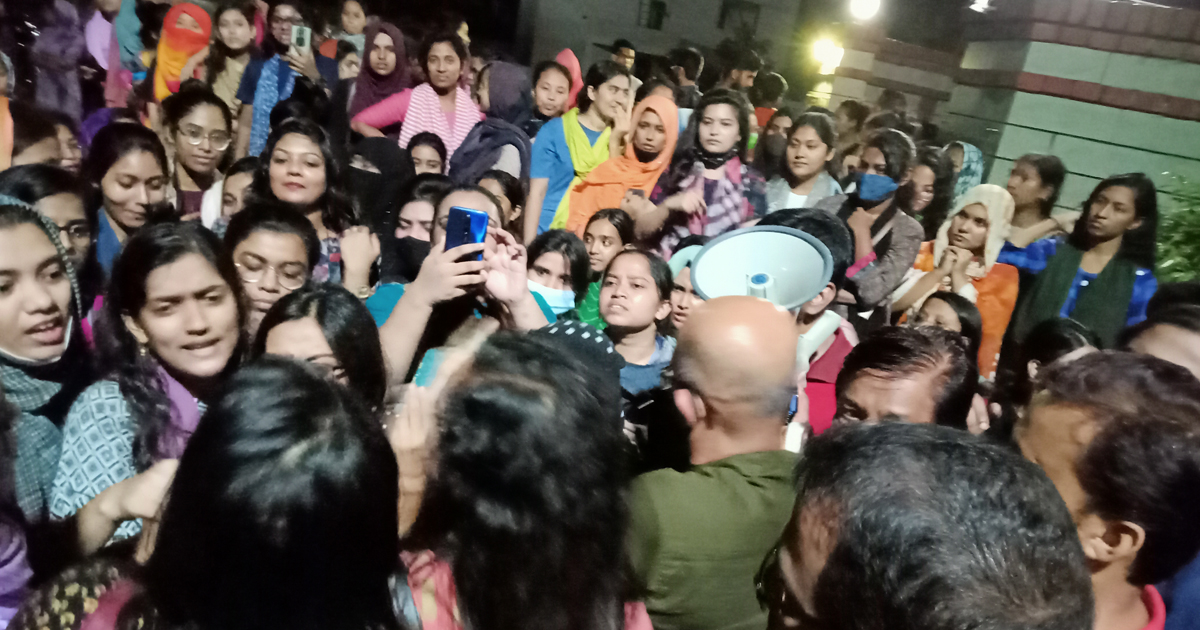 চবিতে ভিসির বাসভবনের সামনে ছাত্রীদের  অবস্থান