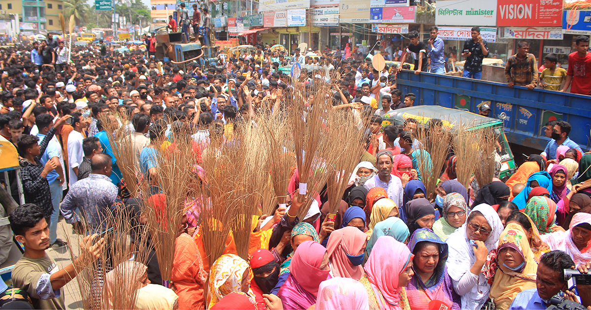 দেবিদ্বারে মহাসড়ক অবরোধ করে চেয়ারম্যানের বহিষ্কার দাবি
