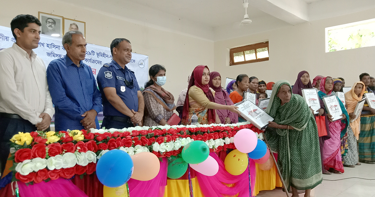 ধোবাউড়ায় ২৩ গৃহহীন ও ভূমিহীন পরিবার পেল পাকা ঘর