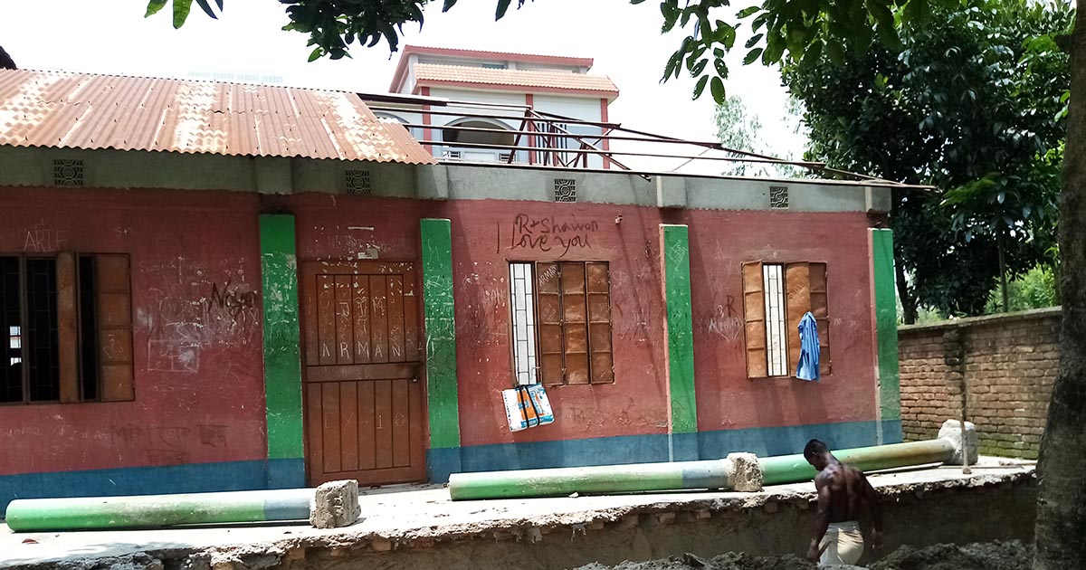 ফুলবাড়ীতে প্রধান শিক্ষকের বিরুদ্ধে মালামাল আত্মসাতের অভিযোগ