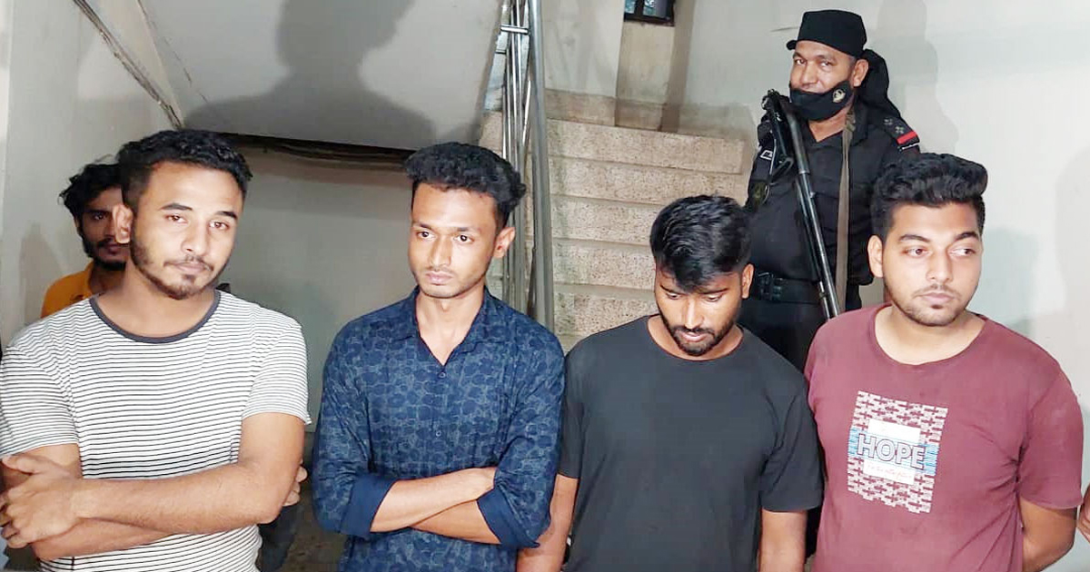 চবিতে ছাত্রীকে বিবস্ত্র করে ভিডিও ধারণ: মূলহোতা আজিমসহ গ্রেফতার ৪