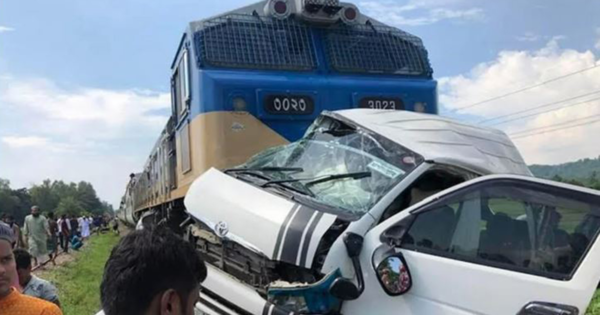 ‘মাইক্রোবাস চালক জোর করে রেললাইনে প্রবেশ করে’