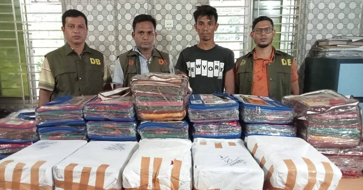 কুমিল্লায় পিকআপ ভর্তি ভারতীয় শাড়ি উদ্ধার