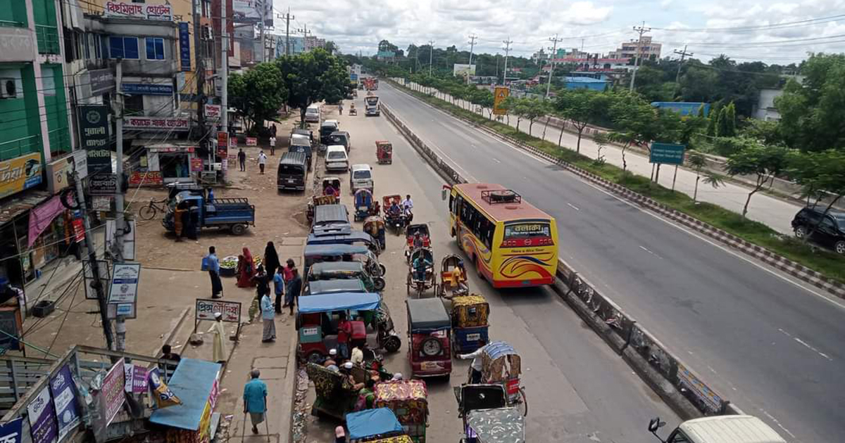 কুমিল্লায় পরিবহন কম, ভোগান্তিতে যাত্রীরা !