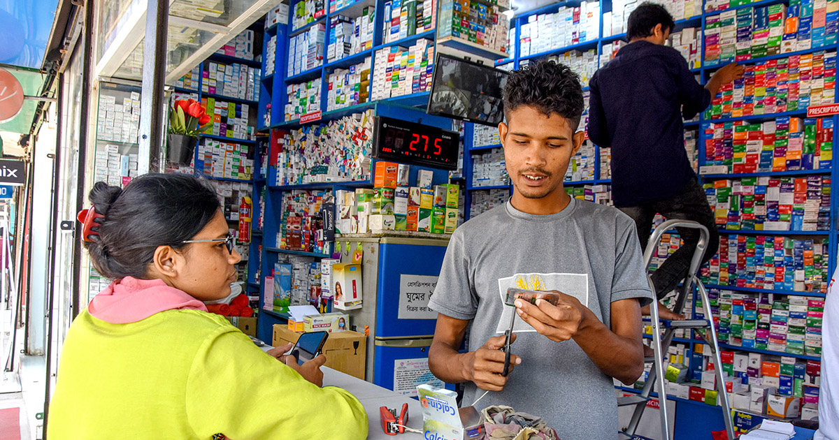 ওষুধের বাড়তি দামে অস্বস্তি বাড়ছে ক্রেতা-বিক্রেতার