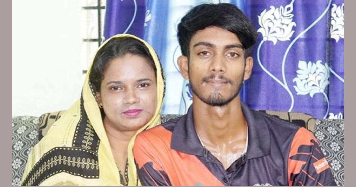 কলেজ শিক্ষিকার খুনির ভূমিকায় সোস্যাল মিডিয়া!