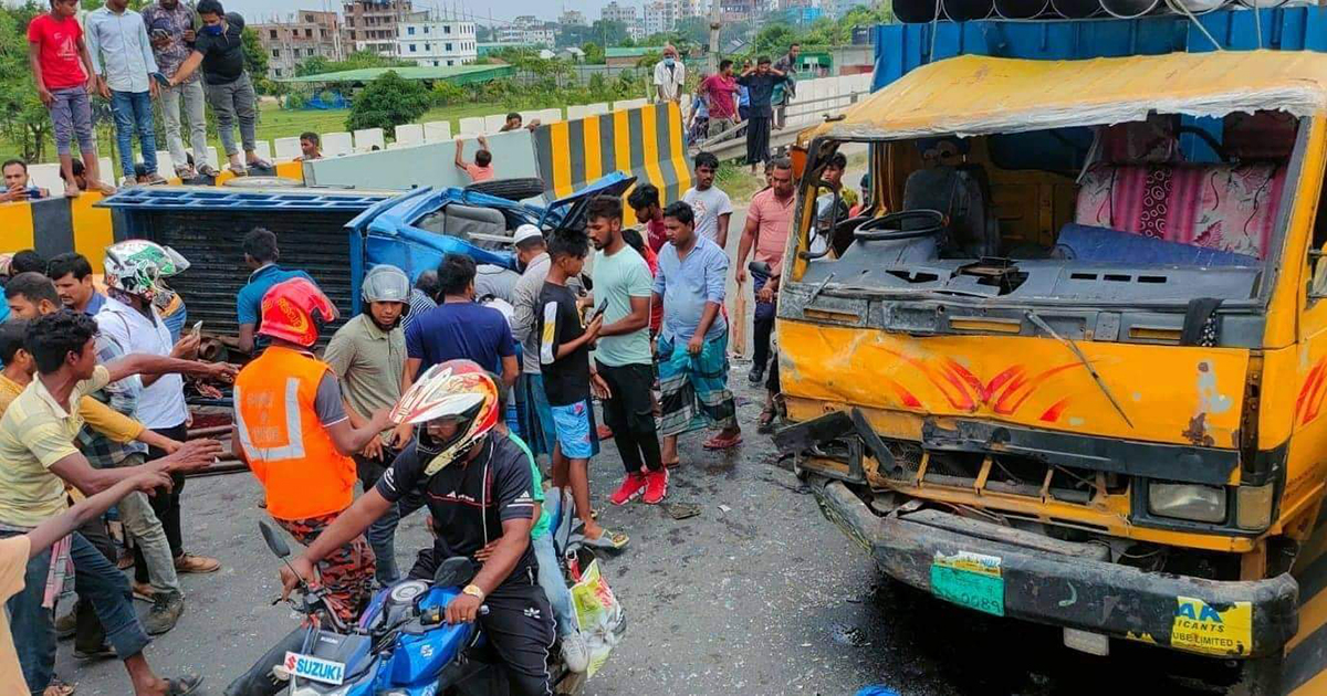 ধামরাইয়ে কাভার্ডভ্যান-পিকআপ মুখোমুখি সংঘর্ষে ২জন নিহত