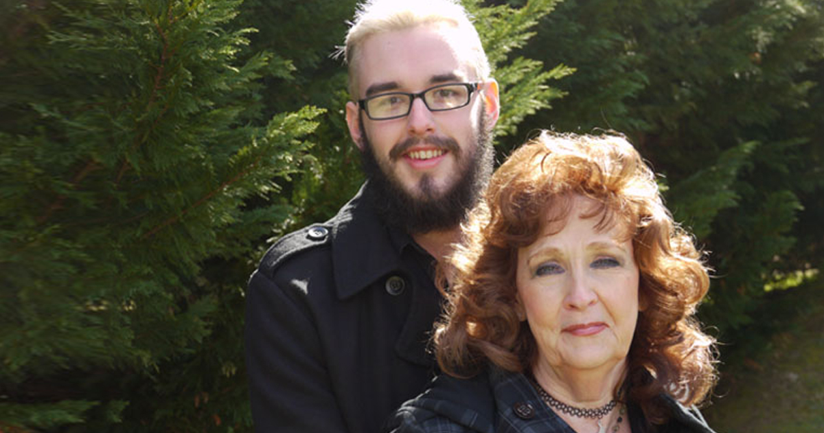 যে কারণে নারীরা কম বয়সী পুরুষের প্রেমে পড়ে